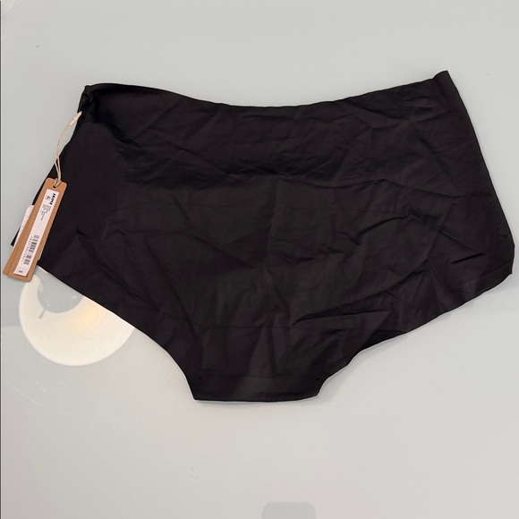 NWT SKIMS Naked Boyshort - Picture 4 of 4